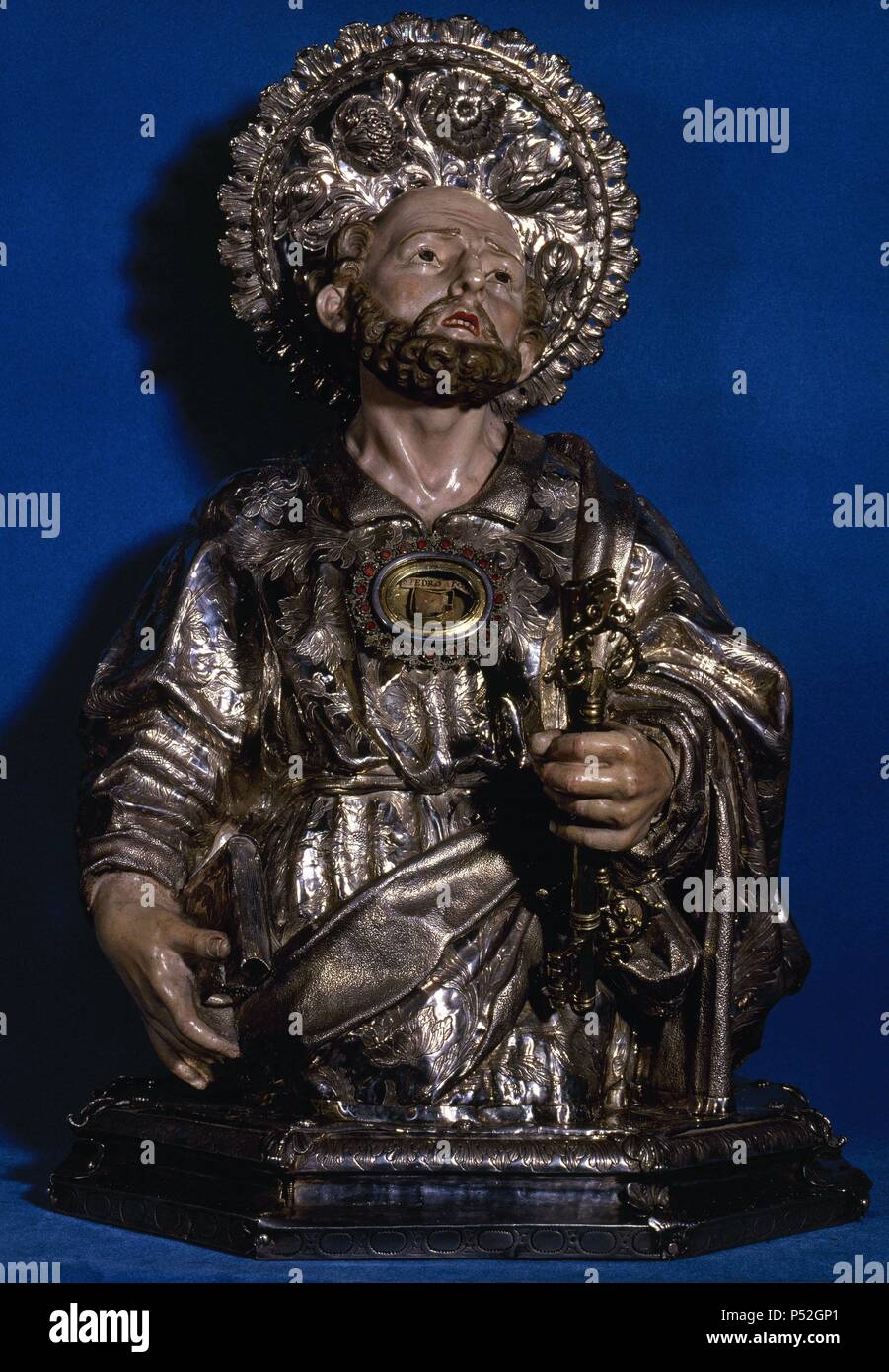 PEDRO, San (Betsaida, ? -Roma,64 a 67). Apóstol principal de Jesucristo y primer papa de la Iglesia Católica. Busto relicario de plata, policromada repujada cincelado y, obra de Francesc VIA (1696). Iglesia del Prioral de Sant Pere de Reus. Provincia de Tarragone. Cataluña. Banque D'Images