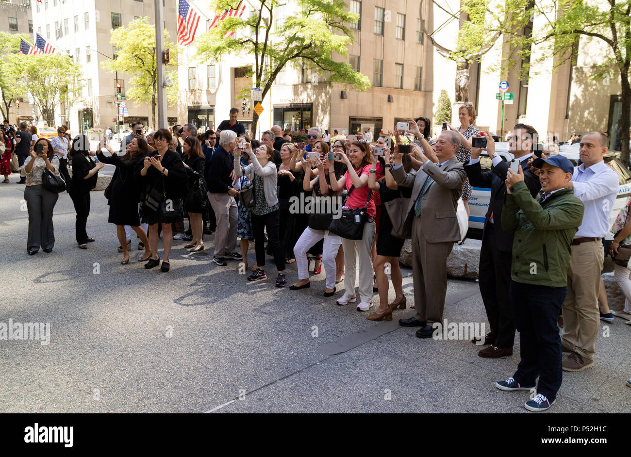 5e Avenue New York USA, groupe de personnes utilisant des téléphones portables et appareils photo pour photographier un groupe d'enfants. Banque D'Images