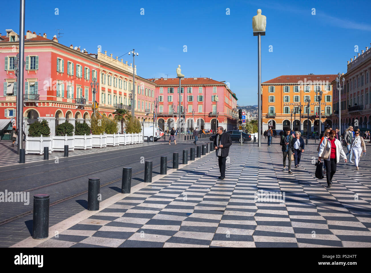 La France, Nice Ville, les gens et bâtiments colorés sur la Place Masséna, de la place principale dans le centre-ville Banque D'Images