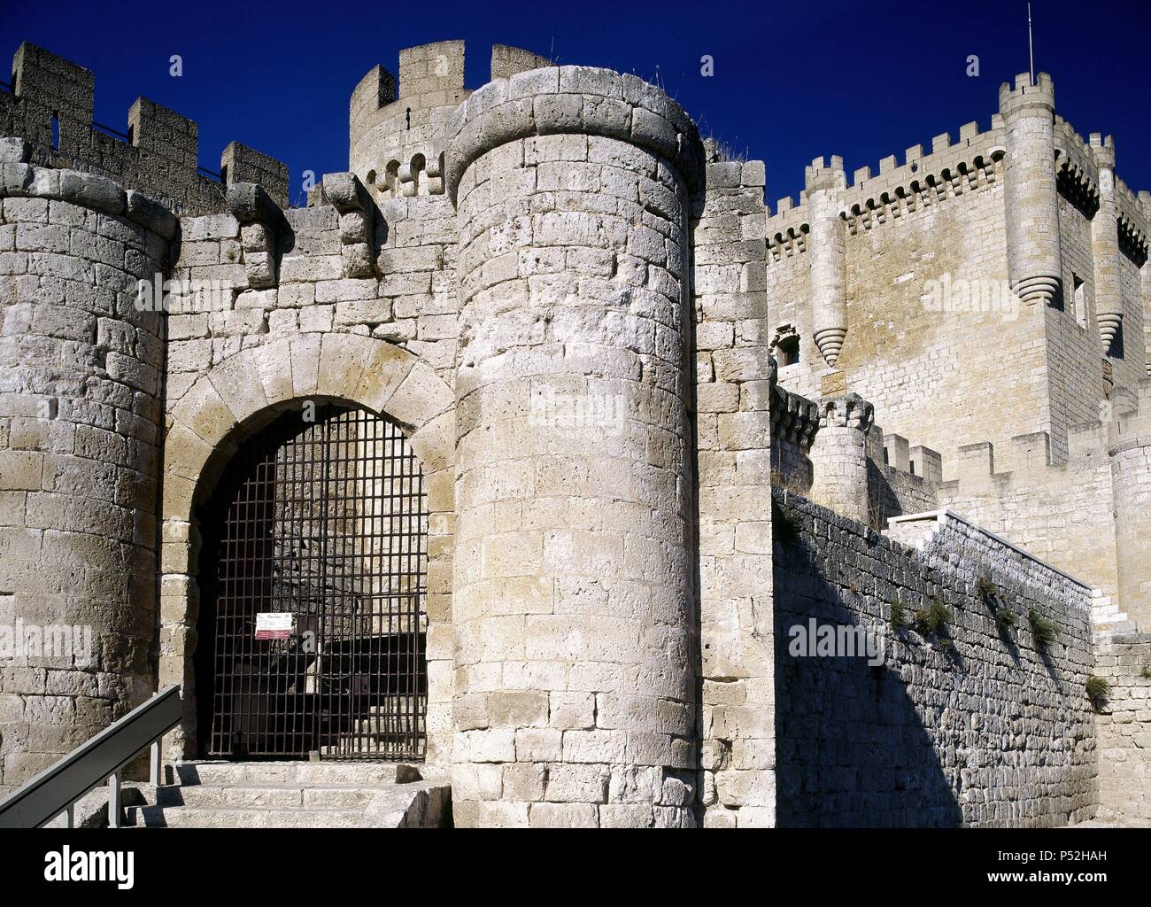 CASTILLA-LEON. PEÑAFIEL. Vista parcial del Castillo, fundado en el siglo X por el conde Laín Calvo. En él residió el poeta don Juan Manuel. Declarado Monumento Nacional en el año 1917. Provincia de Valladolid. España. Banque D'Images