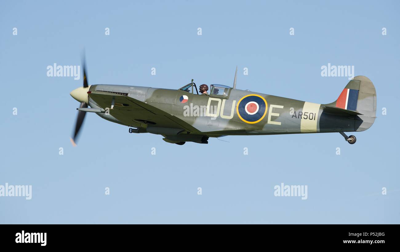 Supermarine Spitfire Vc501 'AR' (G-AWII) volant à Shuttleworth airshow Marine Fly à l'ancien gardien sur le 3 juin 2018 Banque D'Images