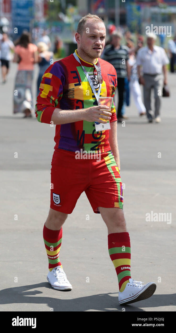 Une Angleterre fans portant un kit de football vintage à Nizhny Novgorod avant leur match contre le Panama dans la Coupe du Monde de la FIFA 2018 en Russie. Banque D'Images