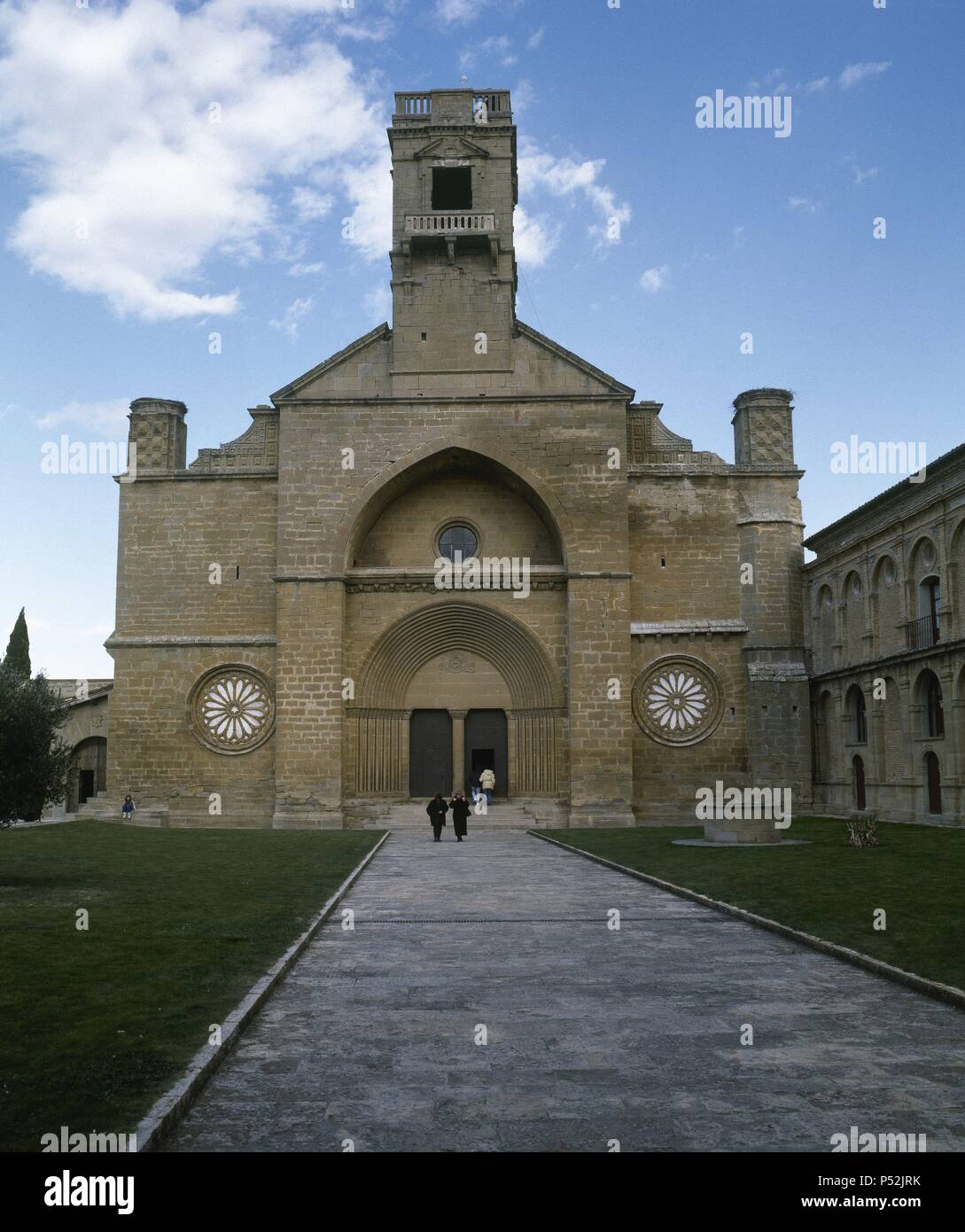 ARTE GOTICO. ESPAÑA. Monastère DE SANTA MARIA DE OLIVA. Vista de la fachada de la iglesia, de sencilla portada construida en el siglo XIII. LA OLIVA. Navarra. Banque D'Images