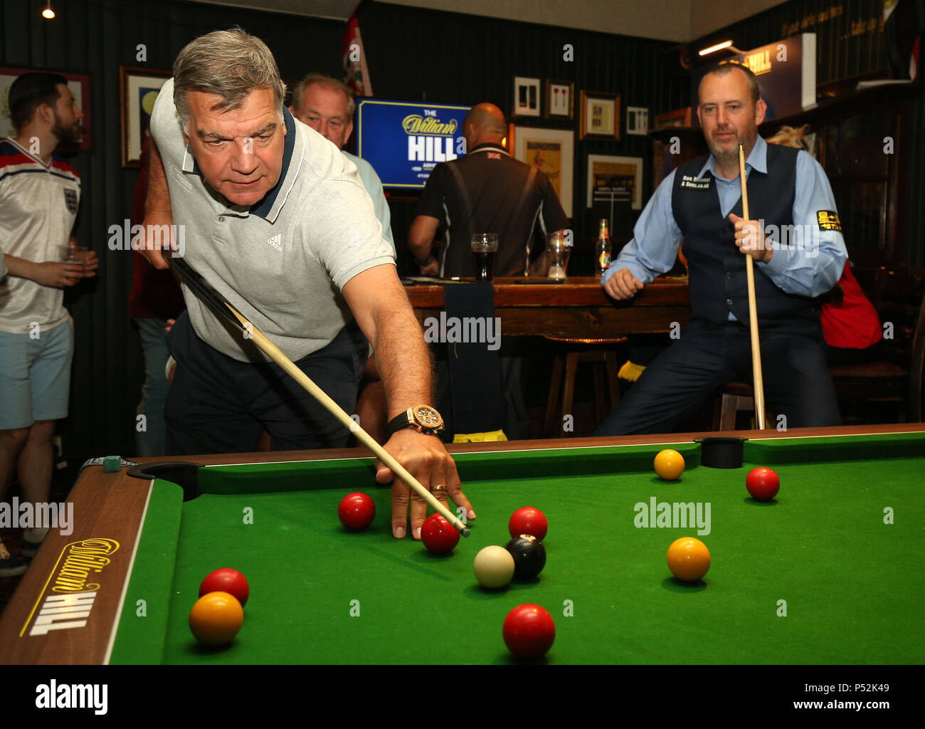 Sam Allardyce (à gauche) et Mark Williams jouer au billard, au Lord Raglan  pub à Londres en tant que fans regarder le match de Coupe du Monde entre  l'Angleterre et au Panama