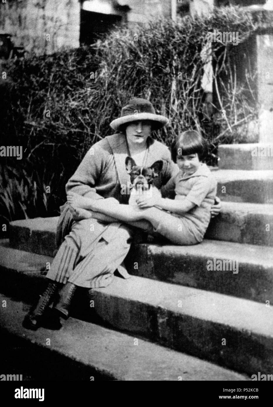 Colette (1873-1954) et sa fille Colette de Jovenal, ch. 1918. Banque D'Images