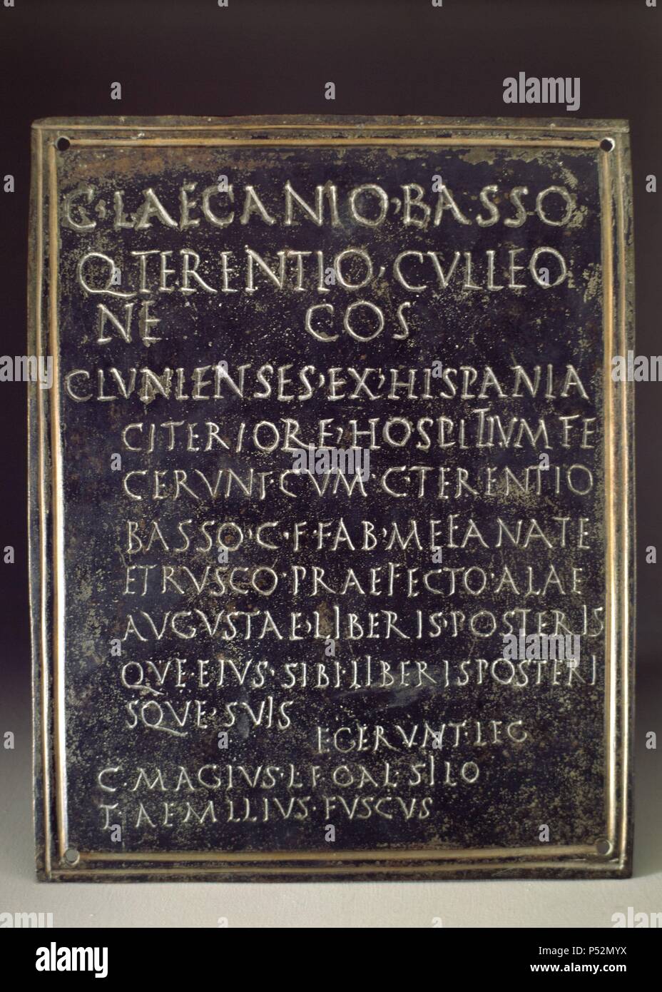 Madrid, M.A.N. Arte Romano. Tabla de hospitalidad (Tessela Hospitalis). Bronce, año 40. Clunia, Peñalba de Castro, Burgos. Este pacto de hospitalidad se realizó entre los clunienses y el prefecto Cayo Terencio Baso y sus descendientes. Musée : Museo arqueologico. Banque D'Images