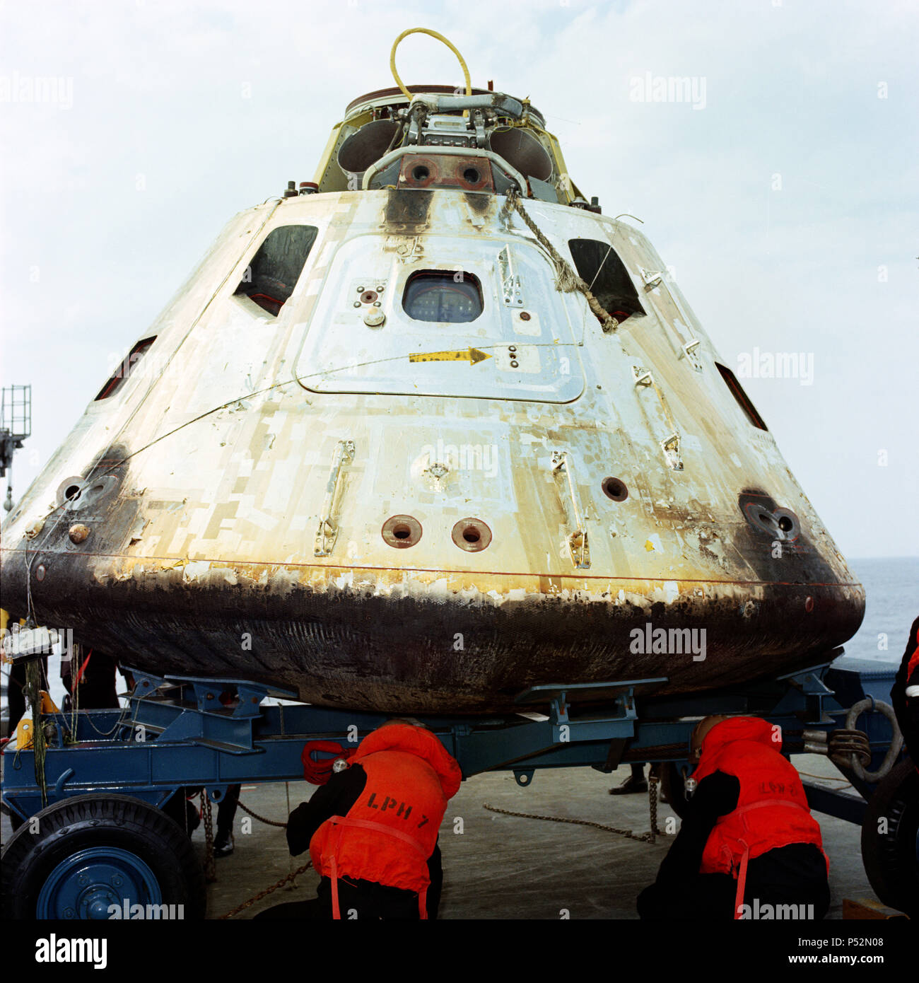 Vue rapprochée de l'Apollo 9 Module de commande (CM) qu'il établit sur le dolly sur le pont de l'USS Guadalcanal juste après avoir été hissé à partir de l'eau Banque D'Images