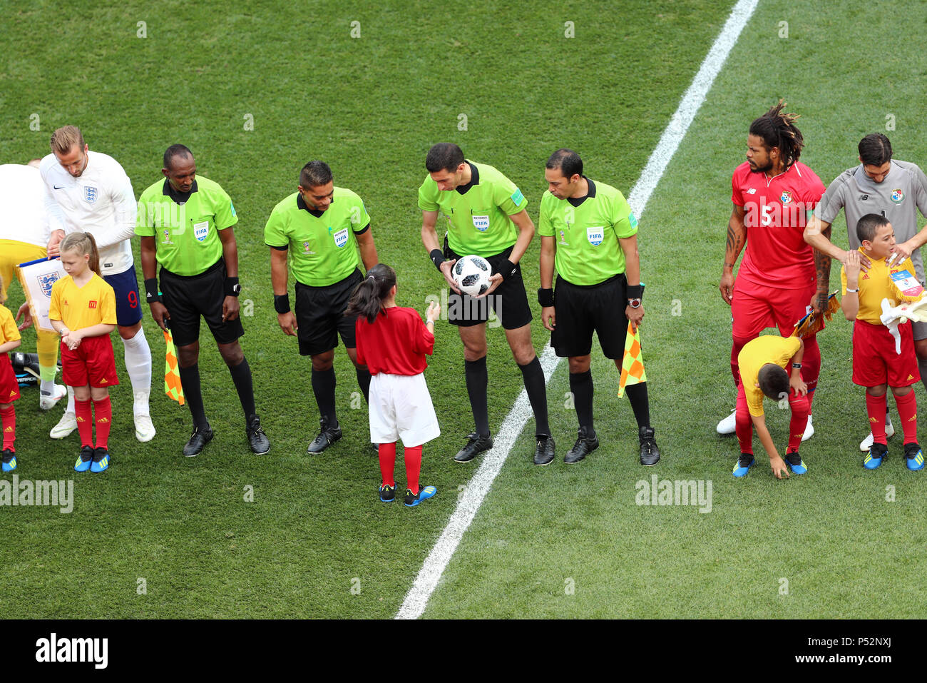 Le porte-ballon Alysia Singh, 8 ans, de Huddersfield, entre les mains des joueurs d'Angleterre avant le match G de la coupe du monde de la FIFA au stade Nijni Novgorod. APPUYEZ SUR ASSOCIATION photo. Date de la photo: Dimanche 24 juin 2018. Voir l'histoire de PA WORLDCUP Angleterre. Le crédit photo devrait se lire comme suit : Tim Goode/PA Wire. Banque D'Images