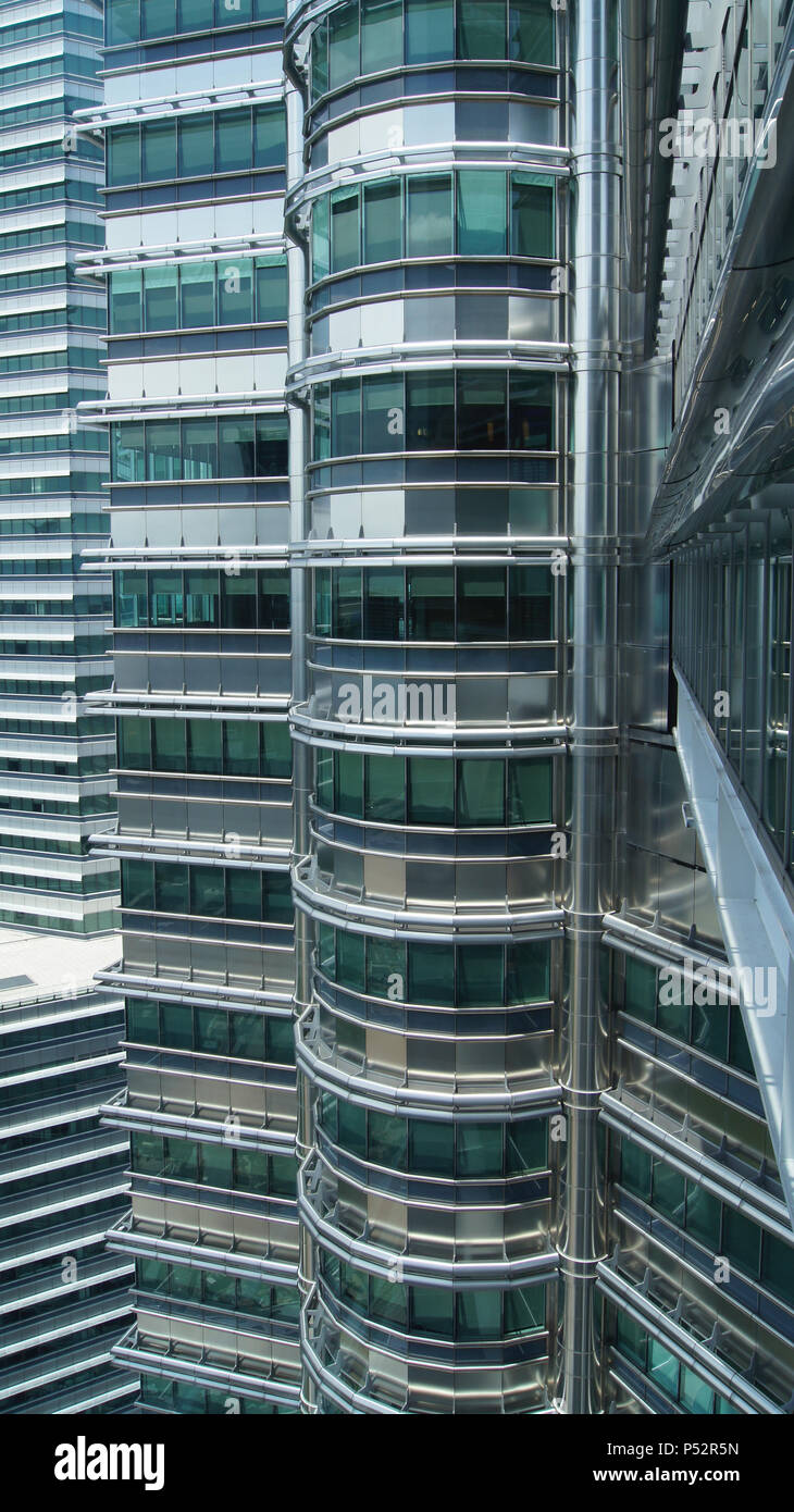 KUALA LUMPUR, MALAISIE - 12 avril 2015 : vue extérieure de la façade de la tour Petronas Banque D'Images