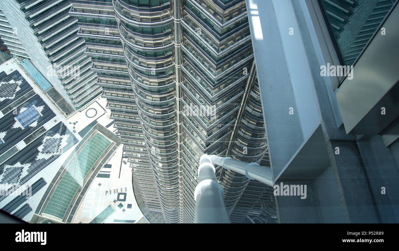 KUALA LUMPUR, MALAISIE - 12 avril 2015 : vue extérieure de la façade de la tour Petronas Banque D'Images