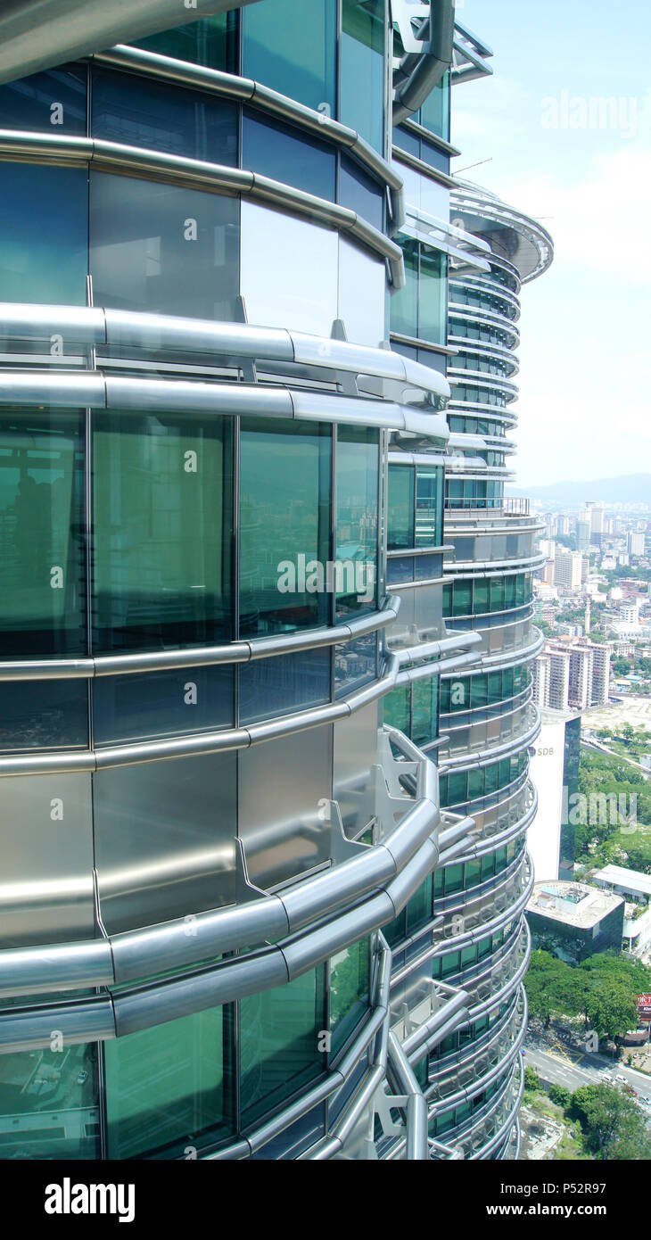 KUALA LUMPUR, MALAISIE - 12 avril 2015 : vue extérieure de la façade de la tour Petronas Banque D'Images