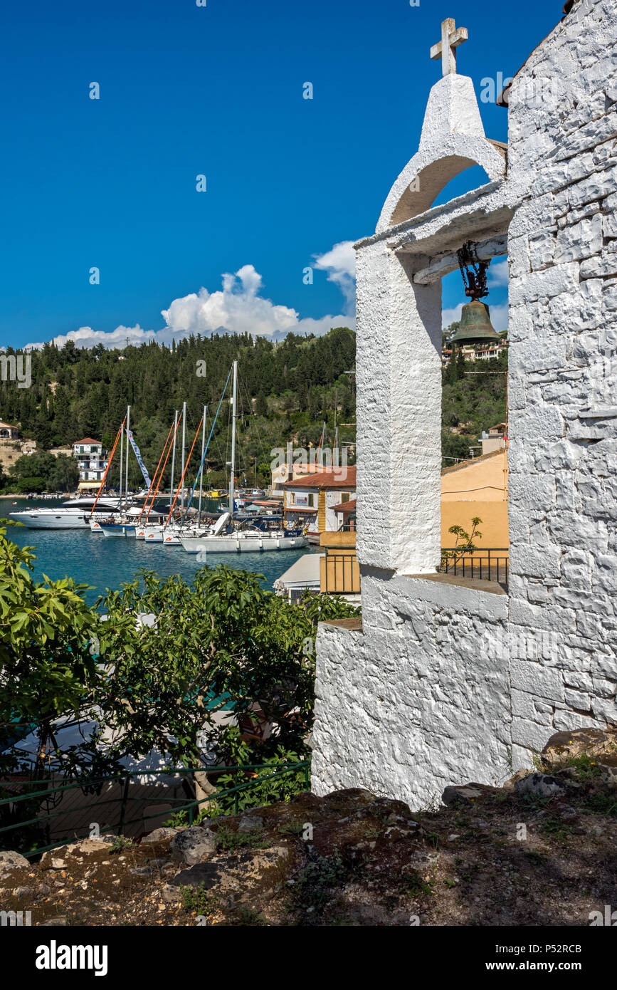 Yachts à Lakka Bay, Paxos. Banque D'Images