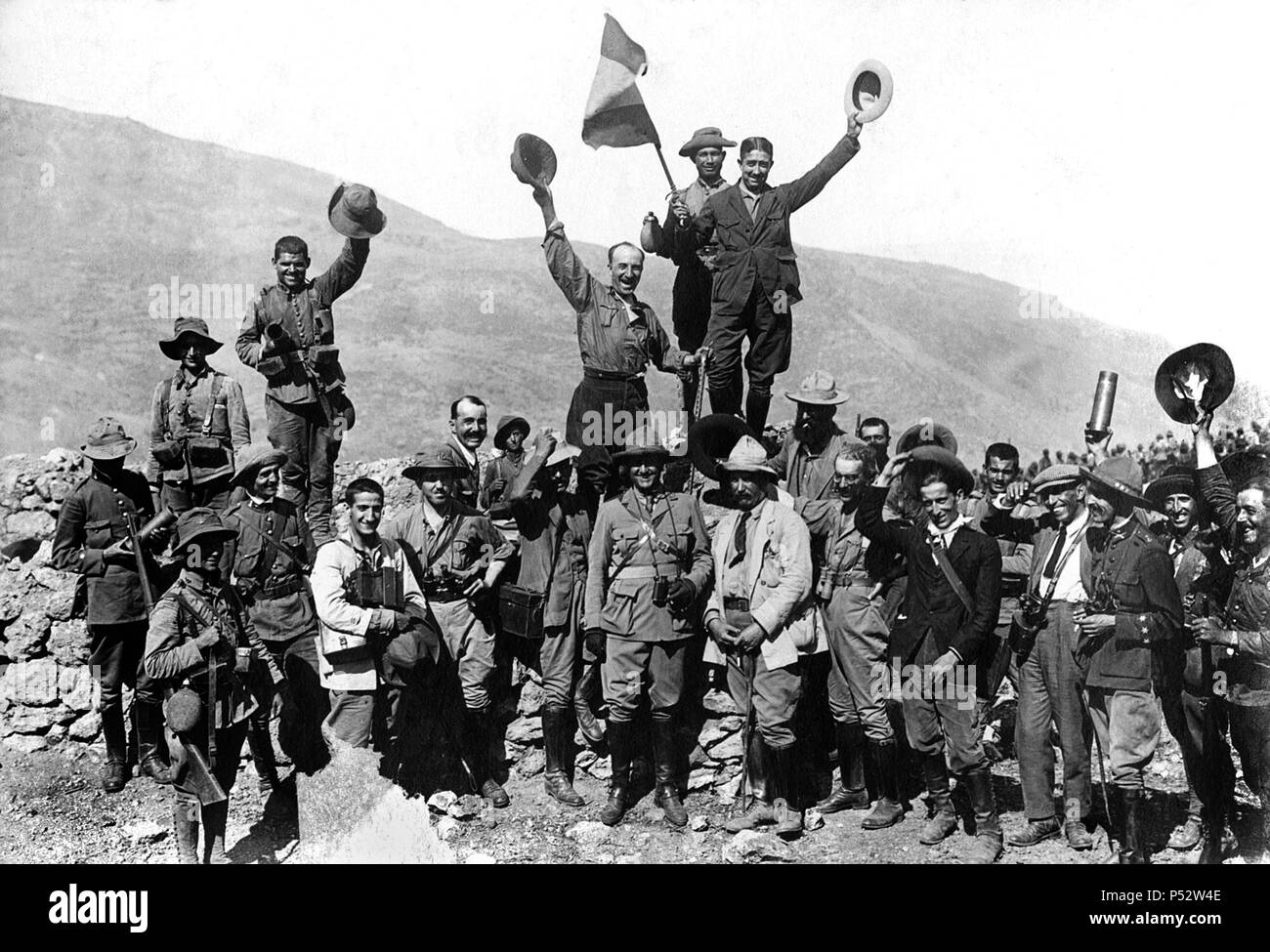 SOLDADOS Y CORRESPONSALES DE GUERRA COLOCAN LA BANDERA DE ESPAÑA EN EL PICO KOL-LA EN EL MONTE GURUGU EL 10 de octubre de 1921. Auteur : LAZARO. Banque D'Images