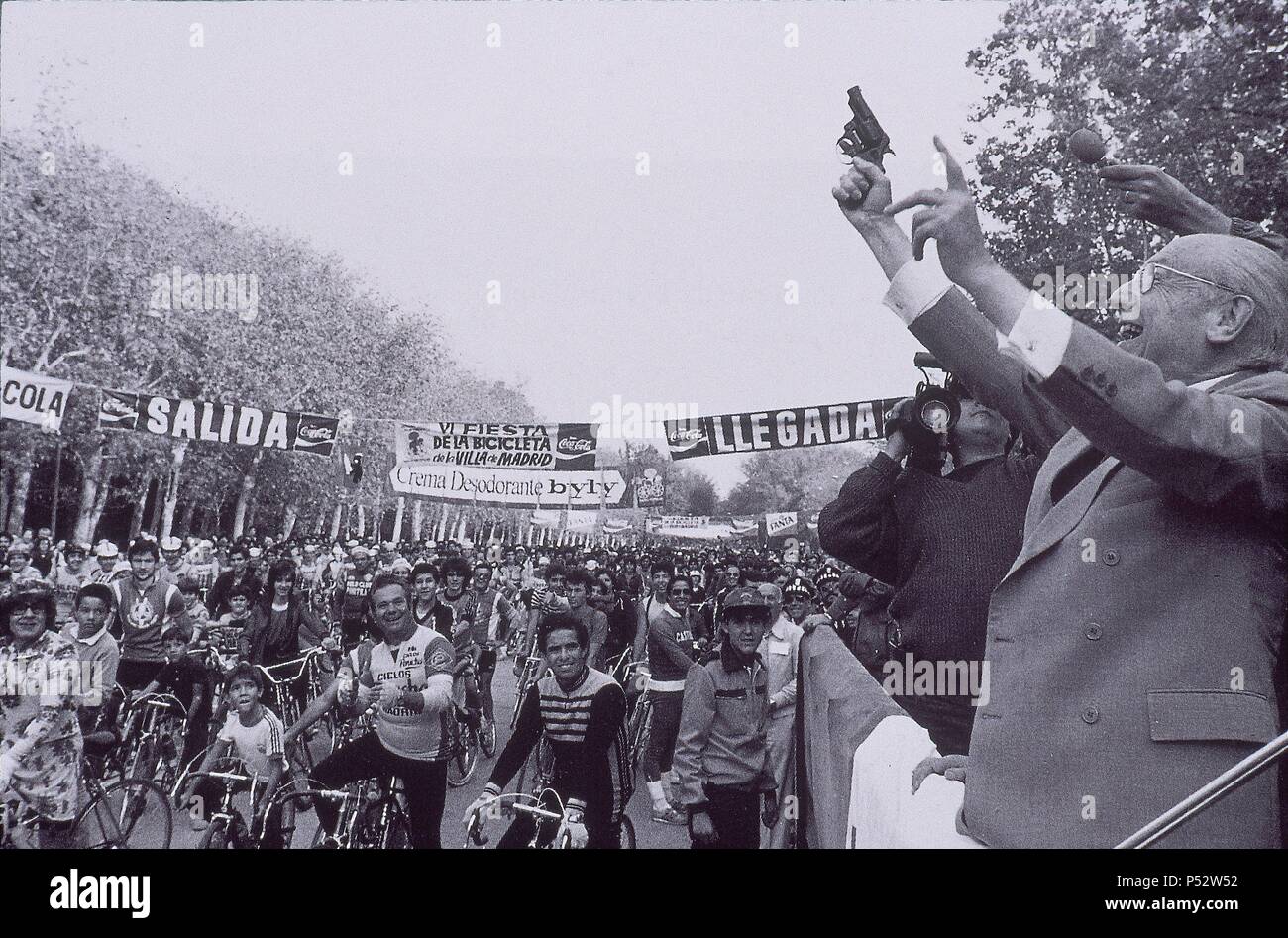 ENRIQUE Tierno Galvan DANDO EL PISTOLETAZO DE SALIDA EN LA VI EDICION DE LA FIESTA DE LA BICICLETA ORGANIZADA POR RADIO POPULAIRE, 23/10/1983. Lieu : extérieur, MADRID. Banque D'Images