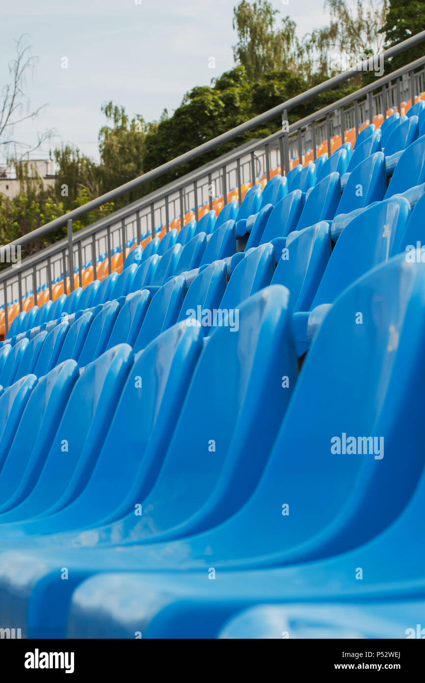 Des rangées de chaises vides sur stadium, le ciel bleu ouvert Banque D'Images