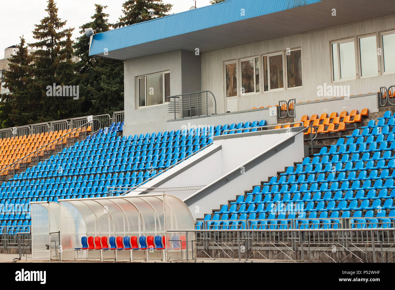 Les sièges vides et lumineux dans le stade de football gate Banque D'Images