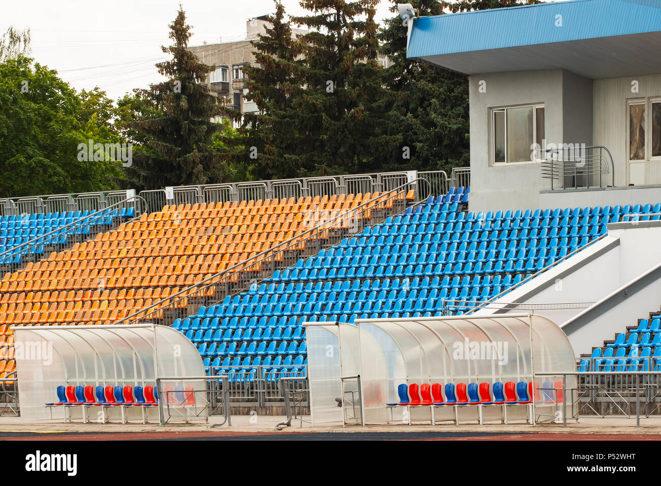Les sièges vides dans le stade et lumineux pour des équipes de sport Banque D'Images