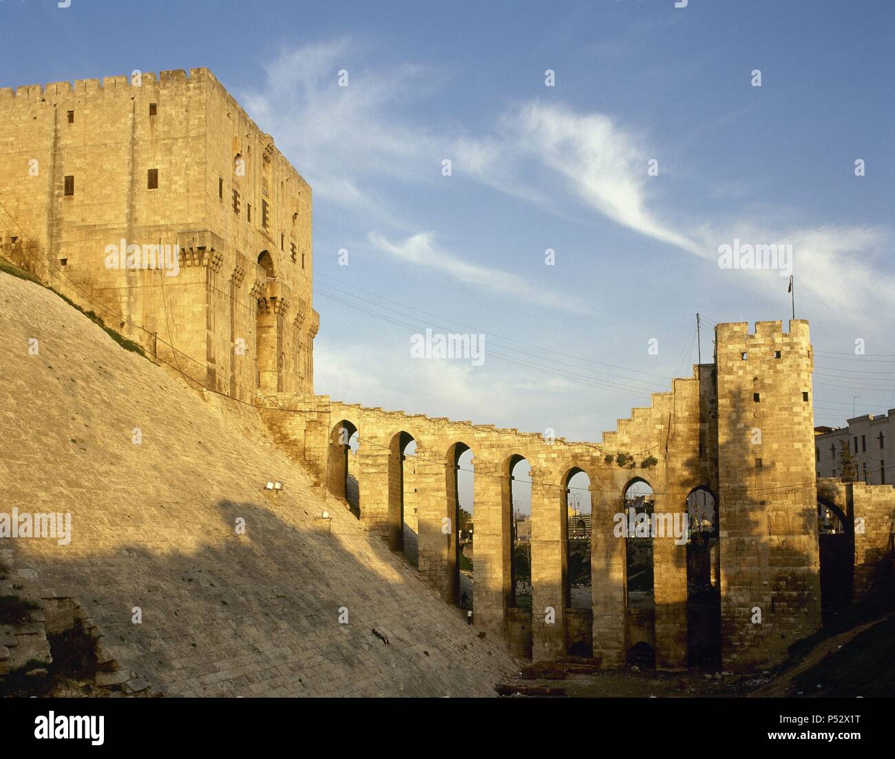 La Syrie. Citadelle d'Alep. Cité médiévale fortifiée. Construit iiie millénaire av-12ème siècle. L'entrée fortifiée. Banque D'Images