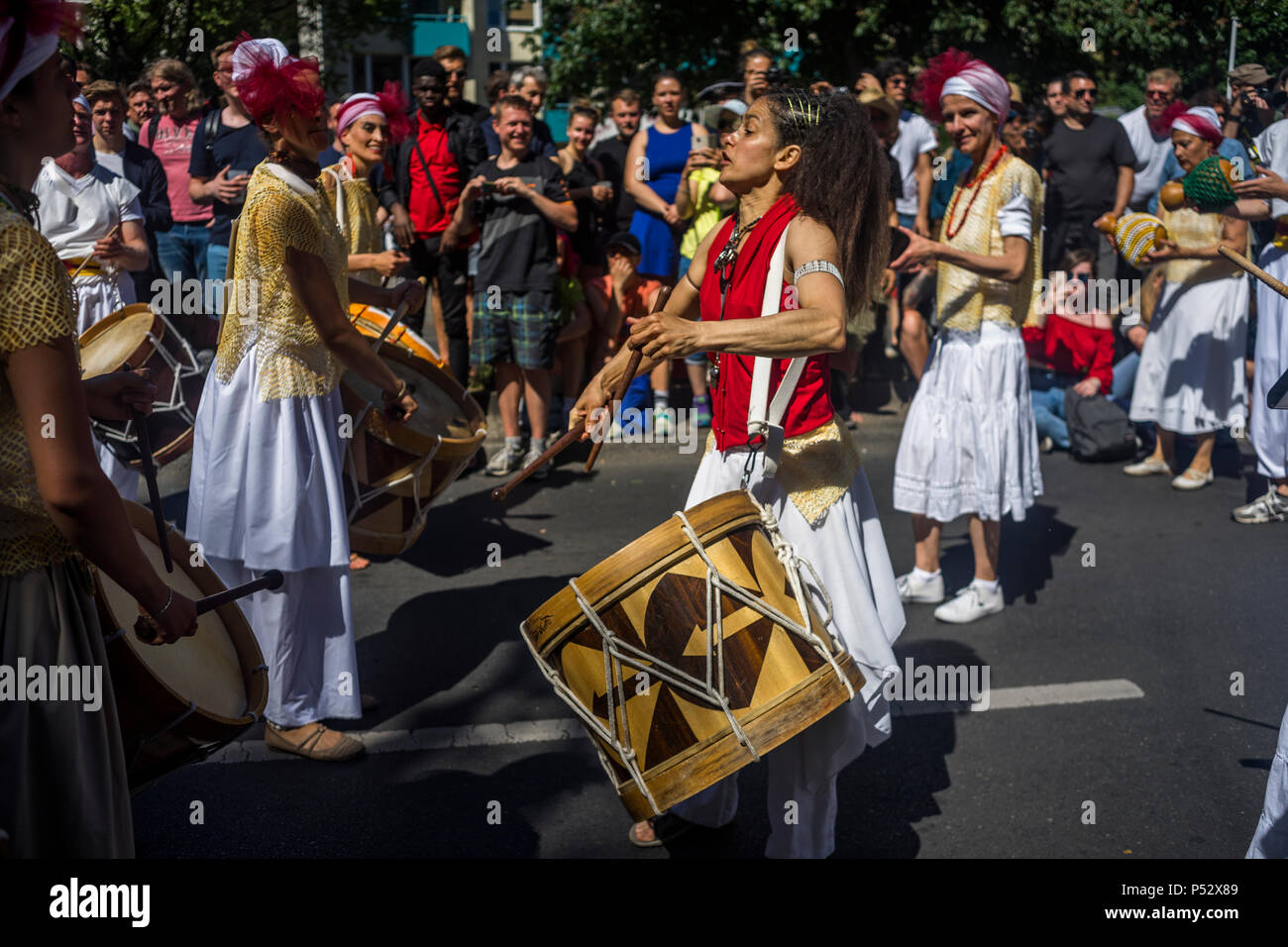 La street parade est le point culminant du Carnaval des cultures au cours de la Pentecôte week-end à Berlin. Banque D'Images