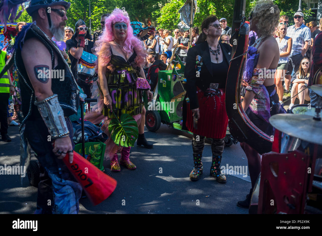 La street parade est le point culminant du Carnaval des cultures au cours de la Pentecôte week-end à Berlin. Banque D'Images