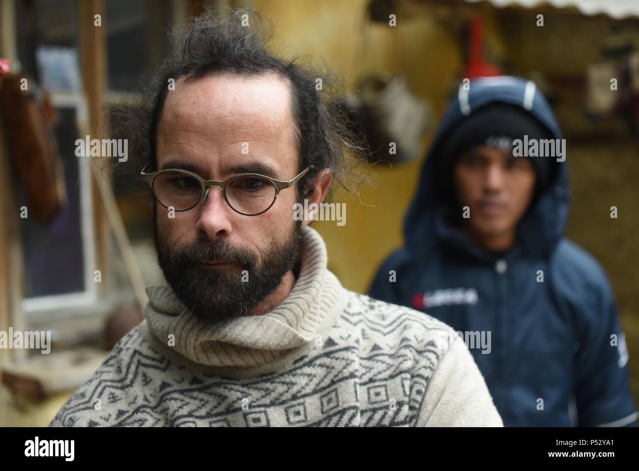 7 février 2017 - Breil-sur-Roya, France : Portrait de Cédric Herrou, le plus célèbre militant de ce 'Roya Citoyenne" association caritative qui aide les migrants qui arrivent dans la vallée de la Roya, alors qu'ils tentent d'entrer en France. Cédric Herrou a accueilli des centaines de migrants dans sa ferme biologique près de Breil-sur-Roya - une fois qu'il avait même 60 migrants restant dans le camp de fortune sur sa propriété. Portrait de Cédric Herrou chez lui, dans la vallée de la Roya, ou il assiste les migrants en difficulte. Banque D'Images