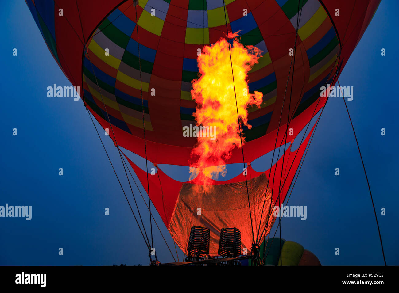 Avondale, PA, USA - Le 23 juin 2018 : l'air chaud flamme dans un ballon au cours de l'inflation à la Chester Comté de montgolfières au nouveau jardin battant Fi Banque D'Images