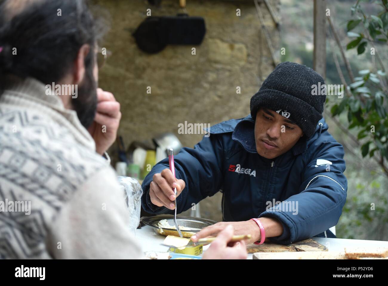 7 février 2017 - Breil-sur-Roya, France : Cédric Herrou a déjeuner avec Mohamed Sadeq, un jeune migrant soudanais qui sont arrivés trois jours auparavant dans la vallée de la Roya. Cédric Herrou dejeune chez lui avec Mohamed Sadeq, un jeune soudanais migrants arrivent trois jours plus tot dans la vallée de la Roya. Banque D'Images