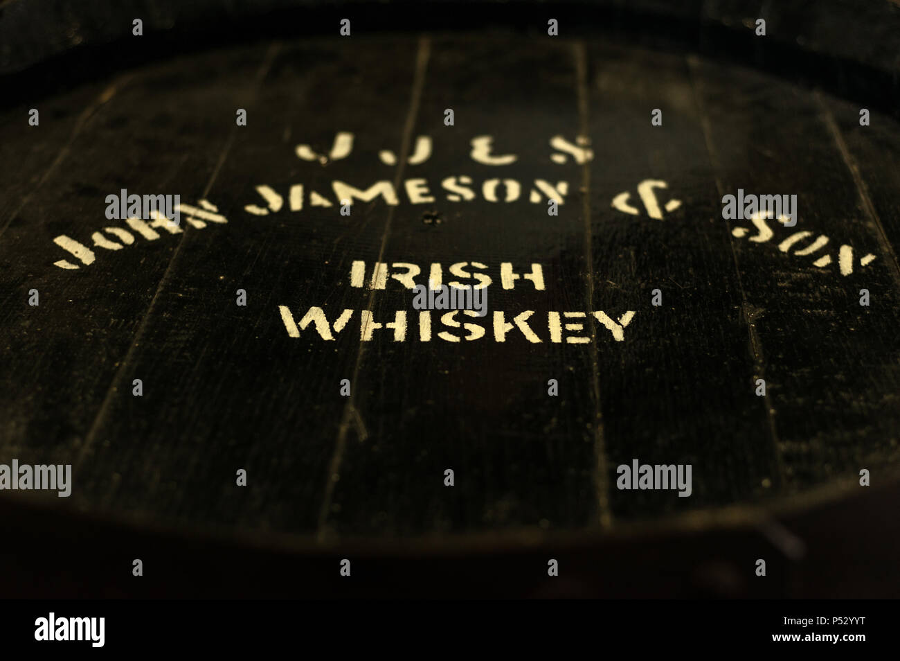 Étiquette emblématique de Jameson Irish Whiskey et John Jameson & son sur le dessus du fût en bois Old Jameson Whiskey Distillery à Midleton, en Irlande Banque D'Images