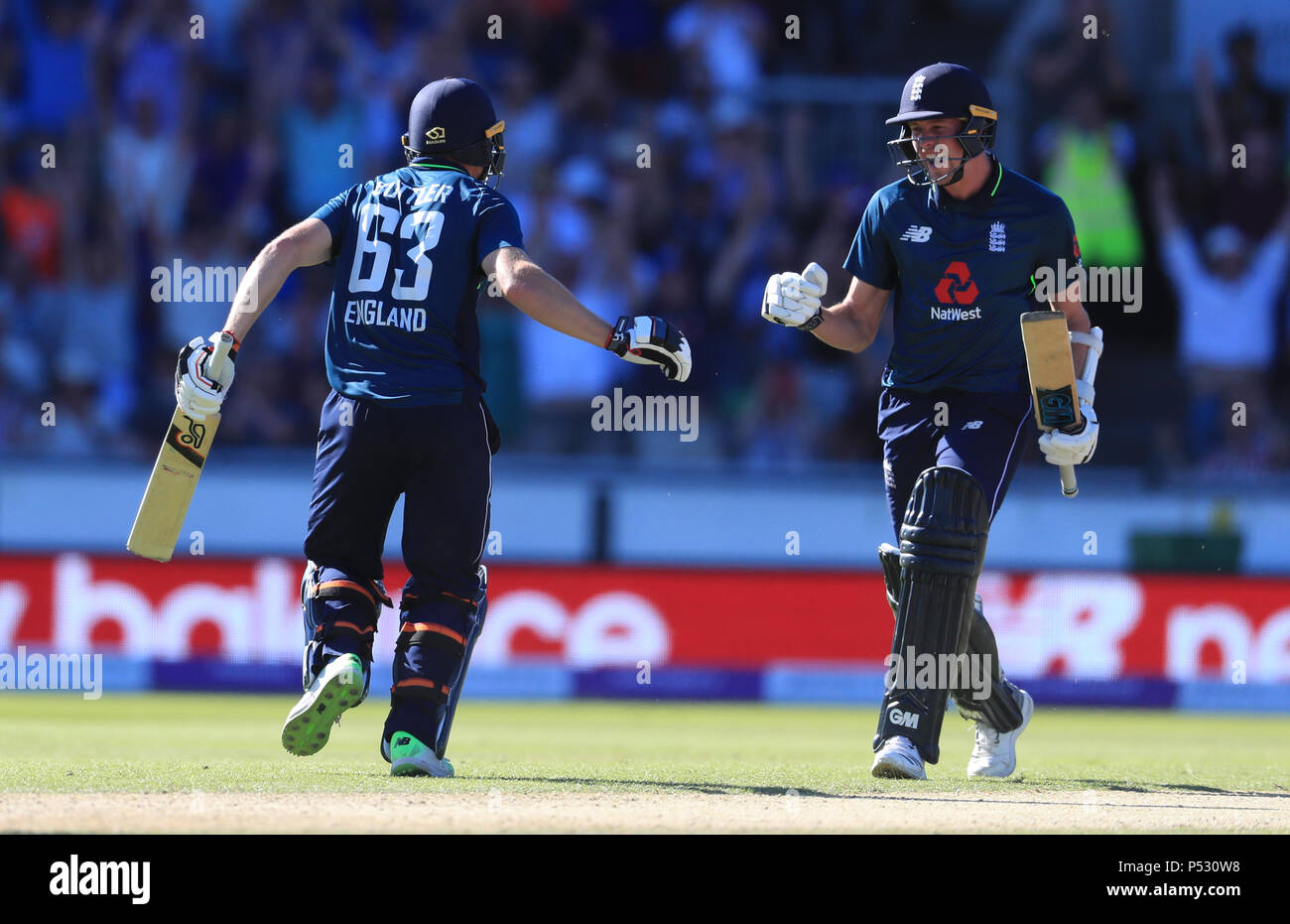 England's Jos Buttler (à gauche) et Jake Ball célébrer la victoire au cours de la journée un match international au Emirates Old Trafford, Manchester. Banque D'Images