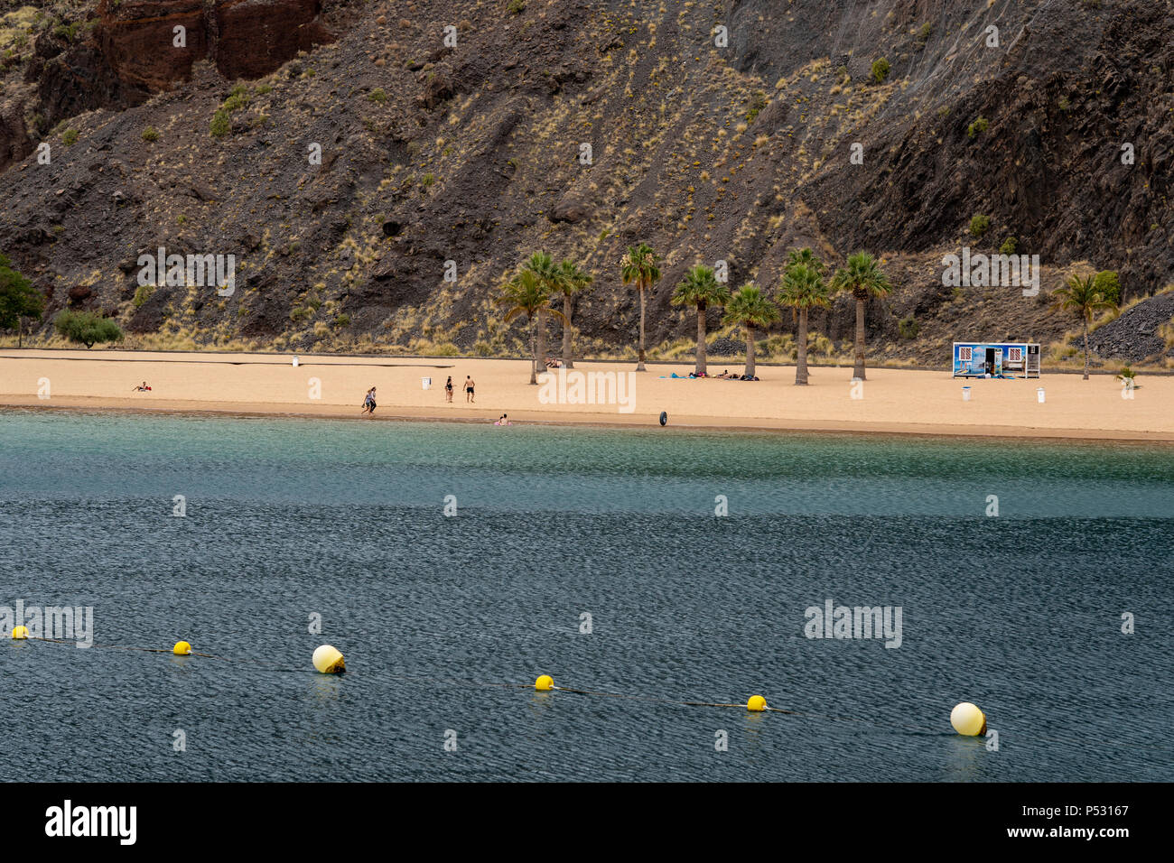 Las Teresitas, Tenerife, Canaries.femme marche sur les sables de l'homme a fait Las Teresitas plage (Playa) Banque D'Images