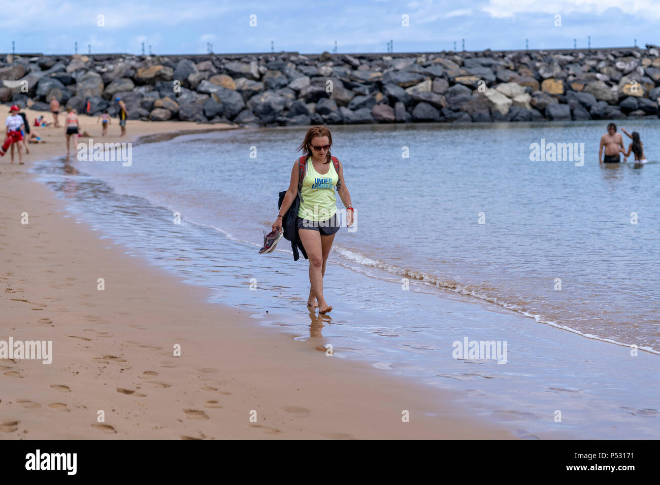 Las Teresitas, Tenerife, Canaries.femme marche sur les sables de l'homme a fait Las Teresitas plage (Playa) Banque D'Images