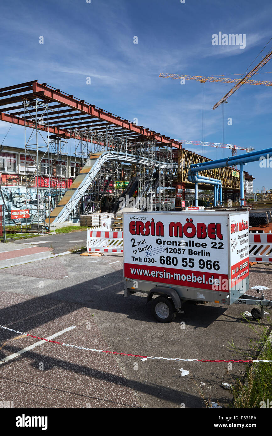 Berlin, Allemagne - dans Grenzalle Gwerbegebaeude vacant sur le site de construction de l'autoroute A100 à Berlin-Neukoelln. Banque D'Images