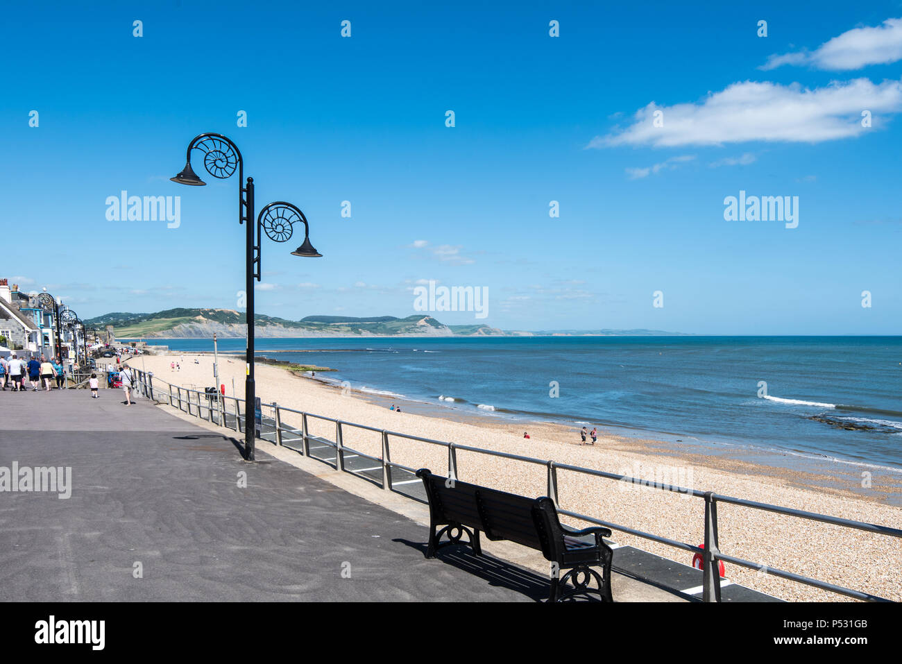 LYME REGIS, dans le Dorset, UK, 14Nov 2018 : lampes sur le front de mer d'une conception d'ammonites de Lyme de reconnaître l'association de la ville avec des fossiles. Banque D'Images