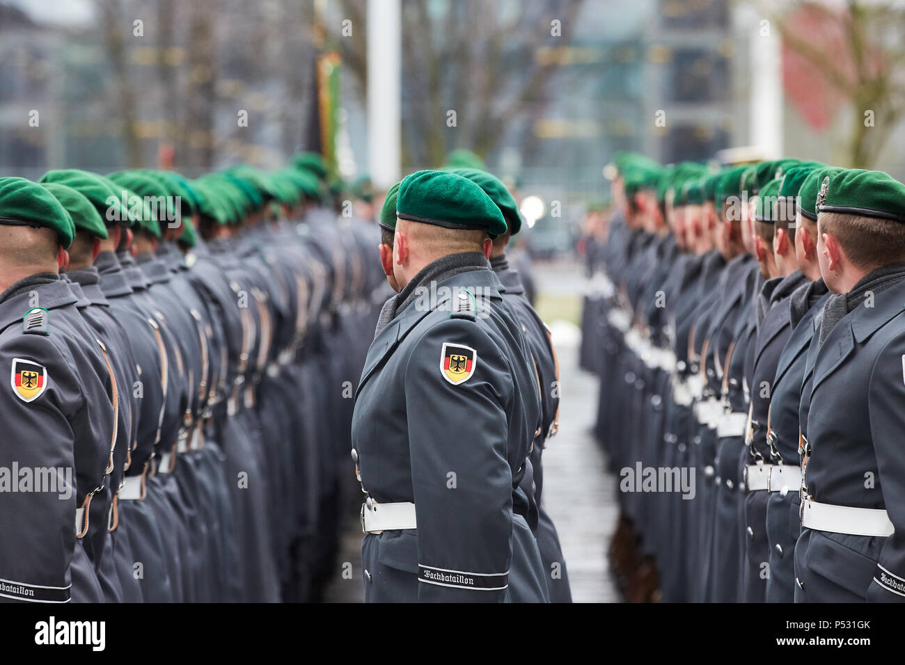 Berlin, Allemagne - Des soldats du bataillon de la garde dans la cour d'honneur de la chancellerie fédérale. Banque D'Images