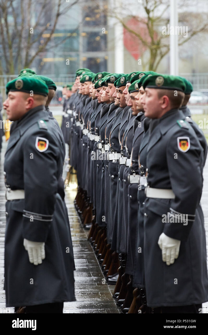 Berlin, Allemagne - Des soldats du bataillon de la garde dans la cour d'honneur de la chancellerie fédérale. Banque D'Images