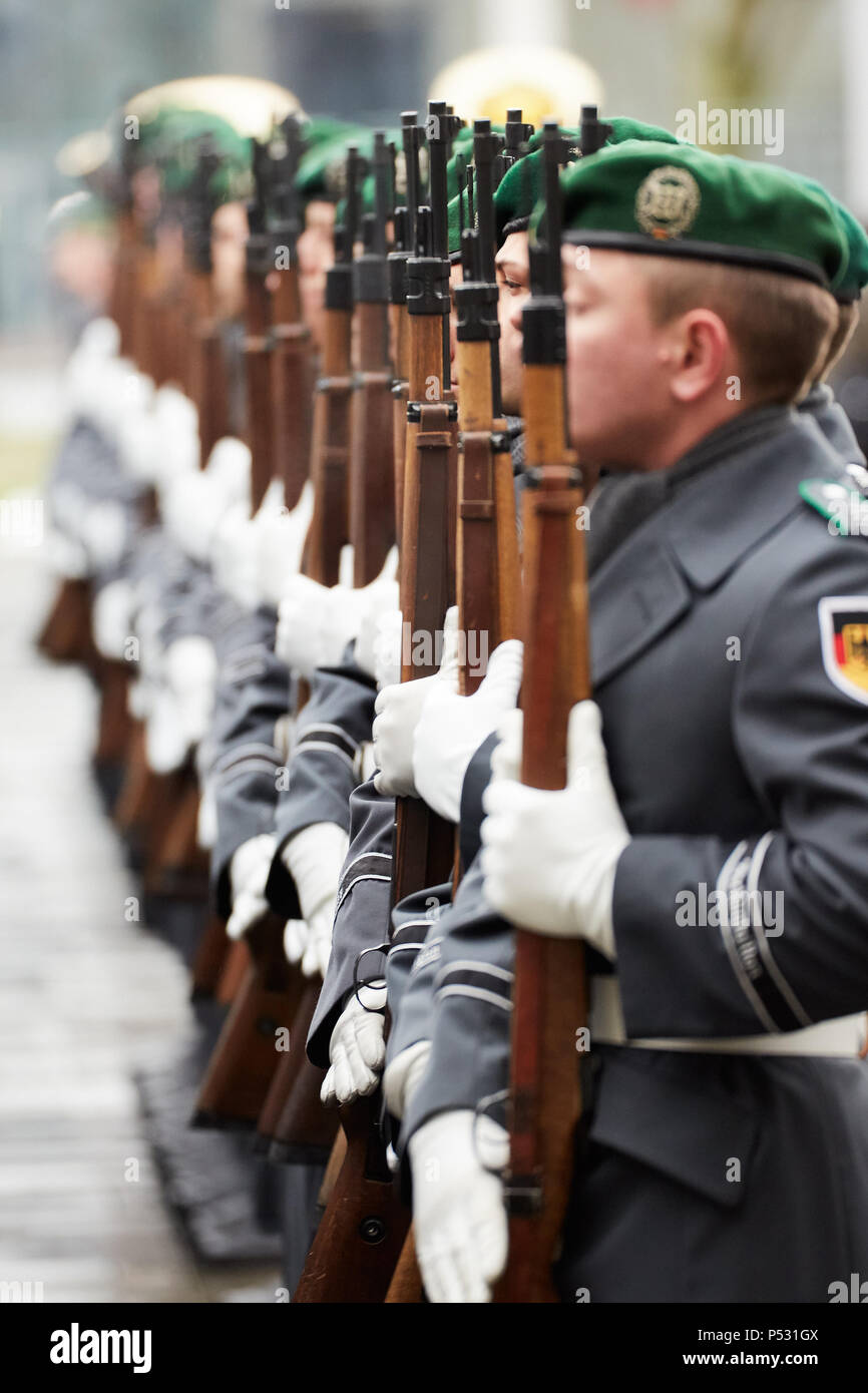 Berlin, Allemagne - Des soldats du bataillon de la garde dans la cour d'honneur de la chancellerie fédérale. Banque D'Images