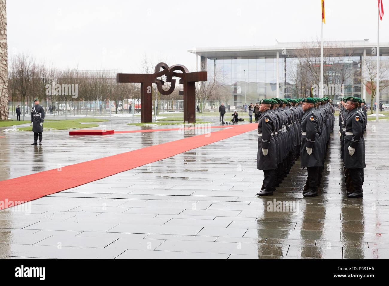 Berlin, Allemagne - Des soldats du bataillon de la garde dans la cour d'honneur de la chancellerie fédérale. Banque D'Images