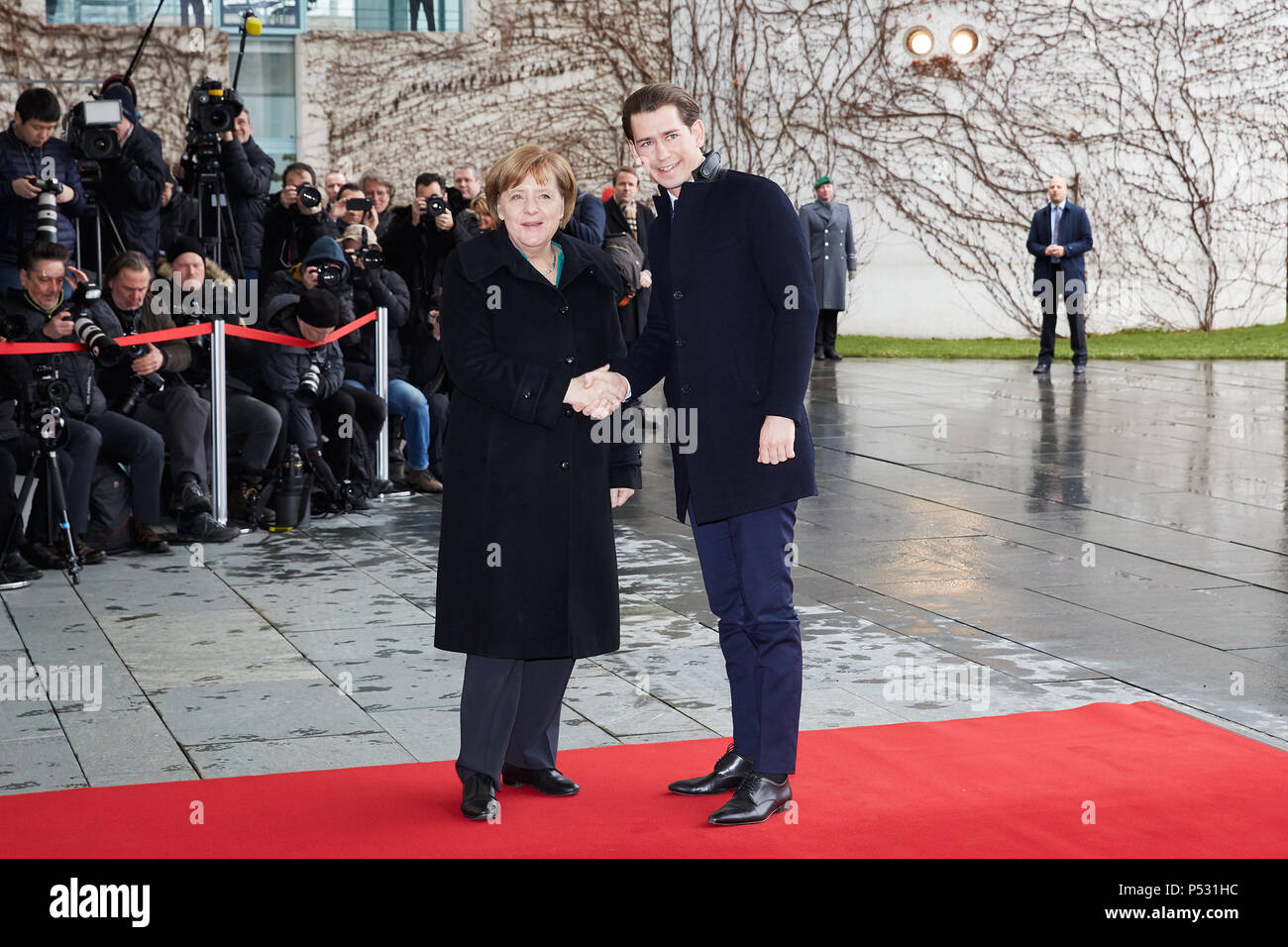 Berlin, Allemagne - La Chancelière allemande Angela Merkel se félicite de la Chancelière fédérale autrichienne Sebastian Kurz Banque D'Images