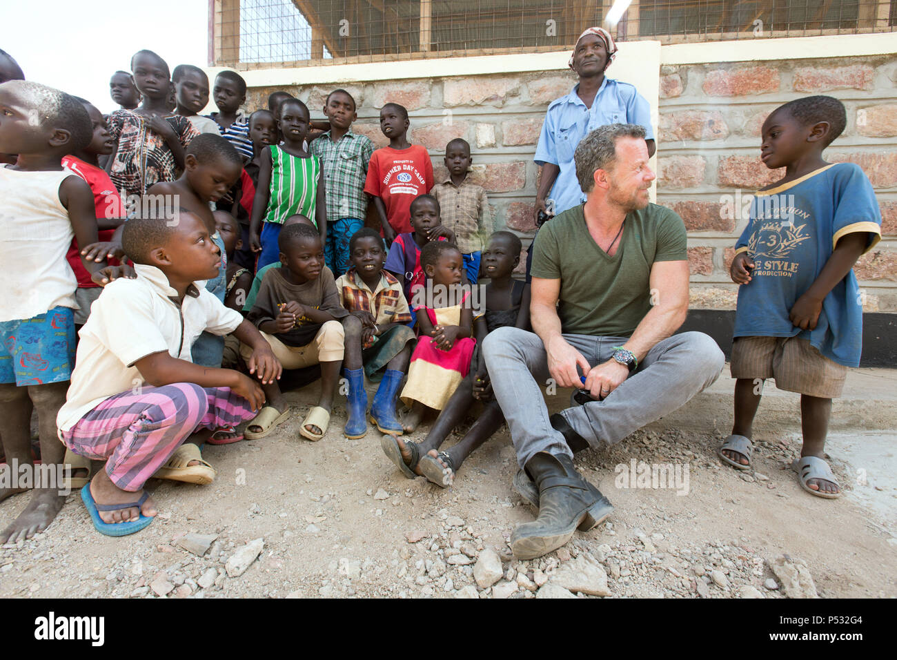 Kakuma, Kenya - journaliste de télévision Jenke von Wilmsdorff dans la conversation avec les nouveaux arrivants au Centre d'enregistrement Kakuma. Banque D'Images