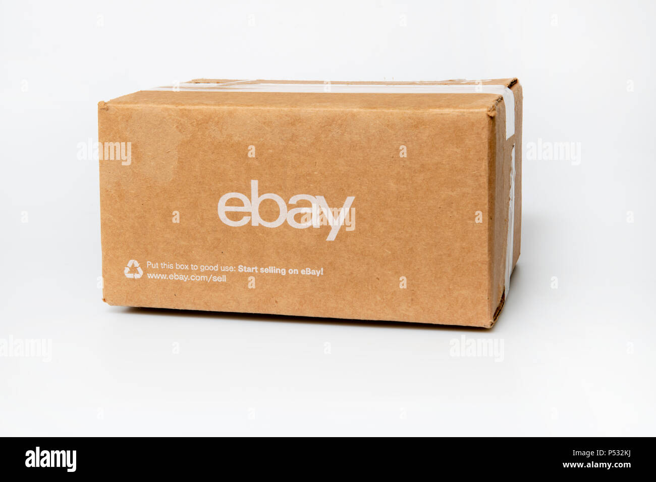Boîte d'expédition EBAY sur carton blanc contenant pour le site d'enchères Banque D'Images