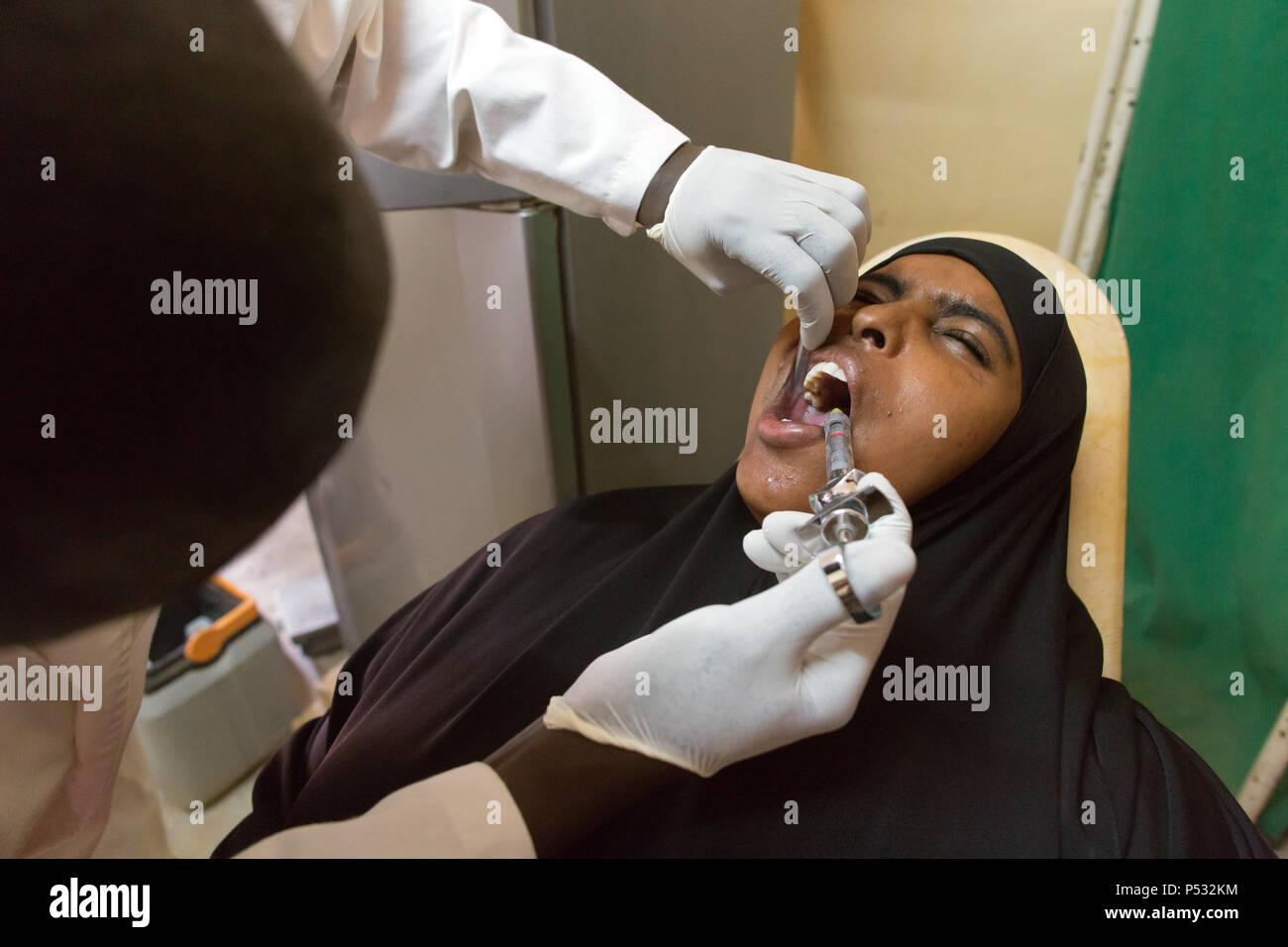 Kakuma, Kenya - les soins dentaires de base et les soins des réfugiés dans le camp de réfugiés de Kakuma. Banque D'Images