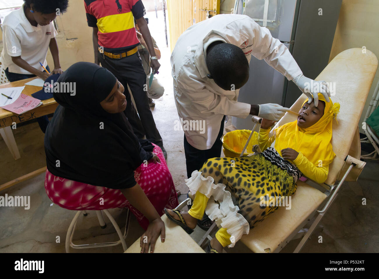 Kakuma, Kenya - les soins dentaires de base et les soins des réfugiés dans le camp de réfugiés de Kakuma. Banque D'Images
