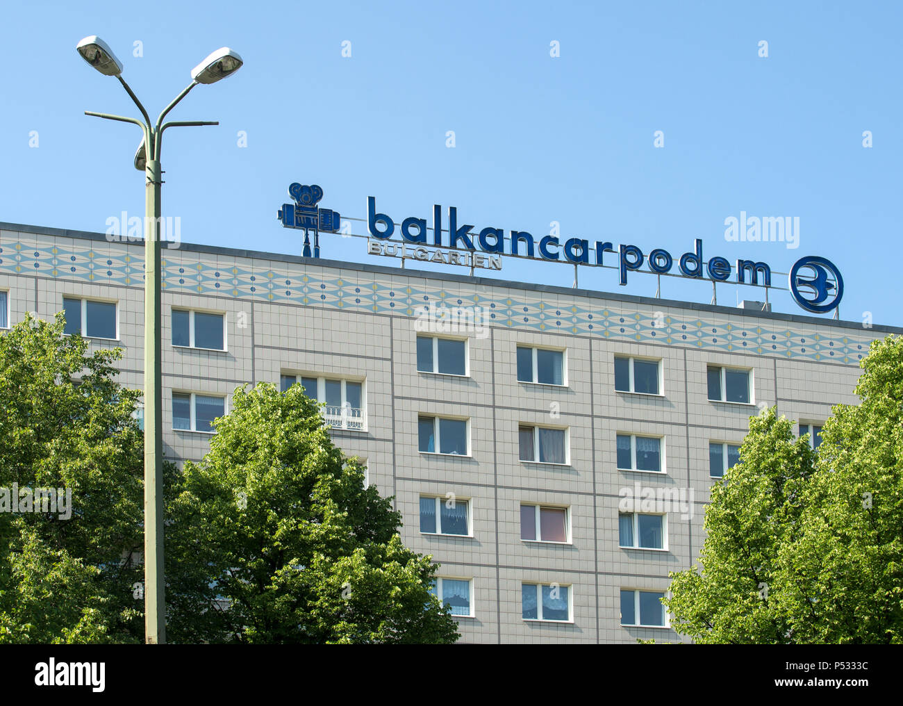 Publicité historique de l'époque de la RDA pour BALKANCARPODEM LA BULGARIE sur un panneau dans la Karl-Marx-Allee Banque D'Images
