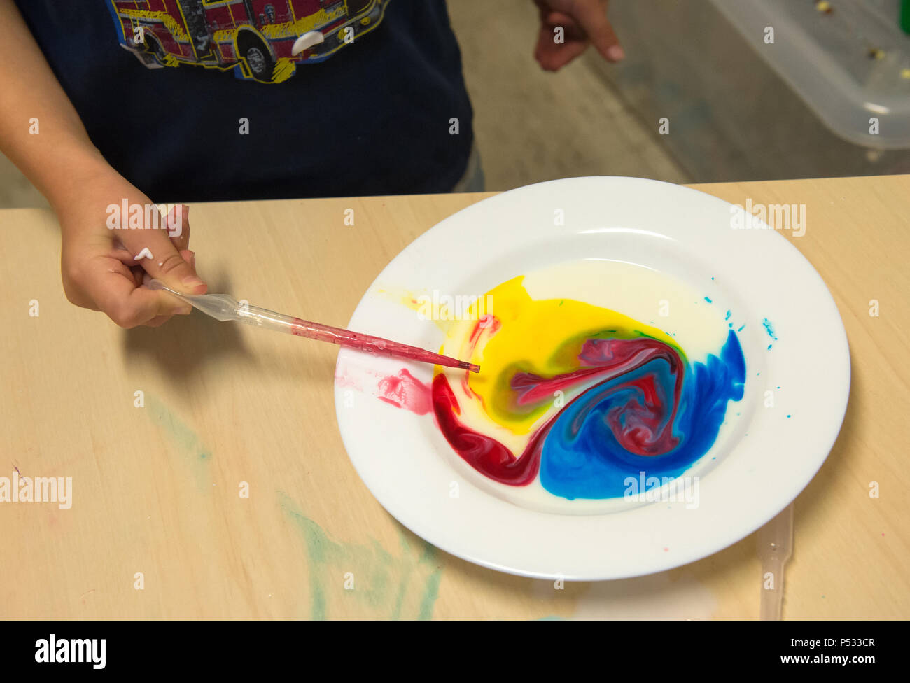 Les enfants qui jouent avec les couleurs de liquide dans une garderie Banque D'Images