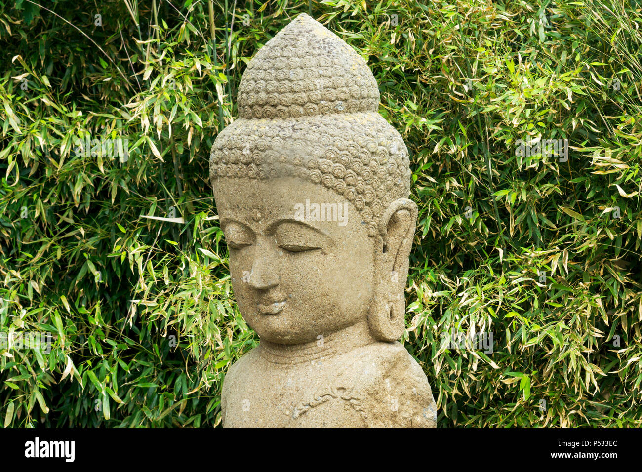 Statue de Bouddha dans un très beau parc Banque D'Images