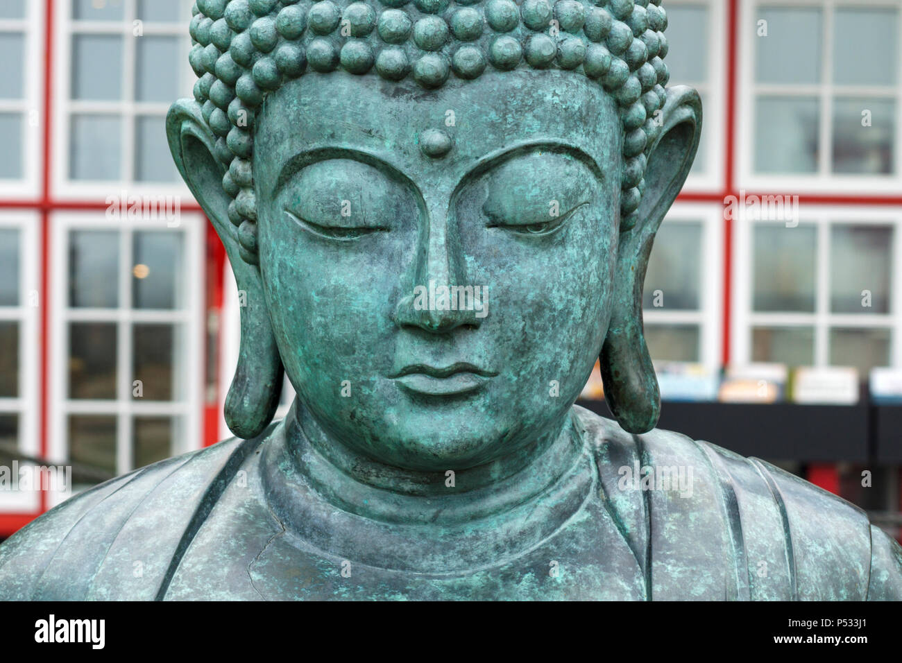Statue de Bouddha dans un très beau parc Banque D'Images