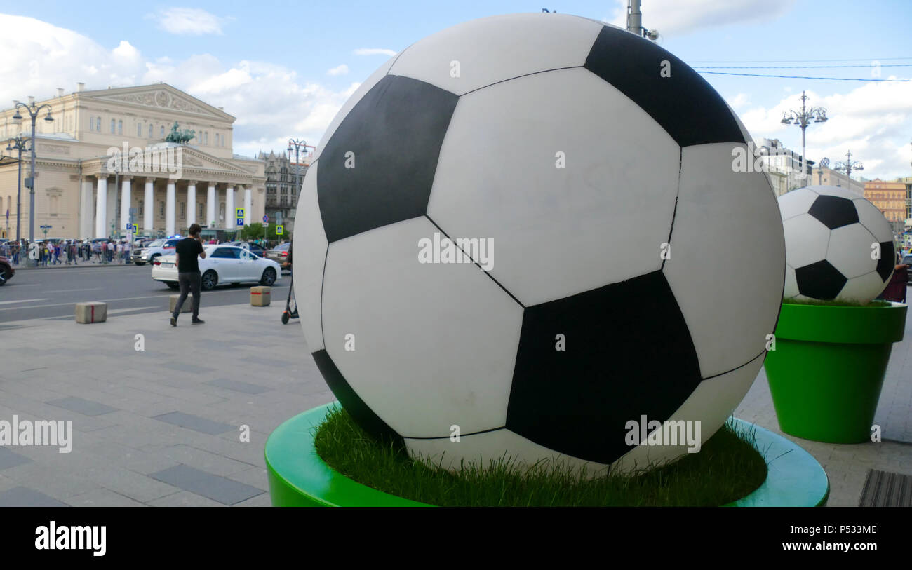De la balle de la Coupe du Monde à Moscou dans le contexte de la grand théâtre Banque D'Images