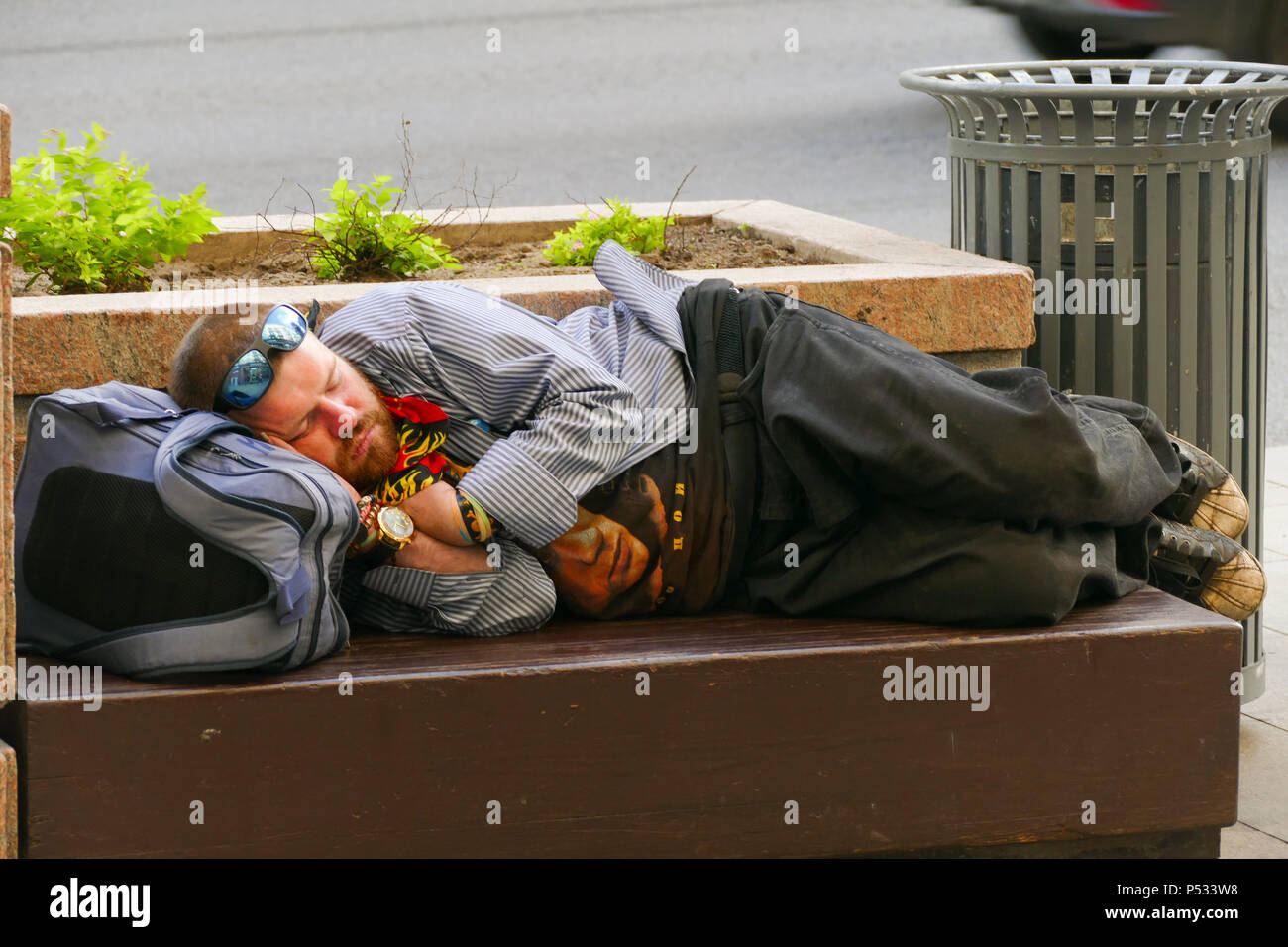 Ventilateur à dormir sur un banc dans la rue, à la Coupe du Monde de Moscou Banque D'Images