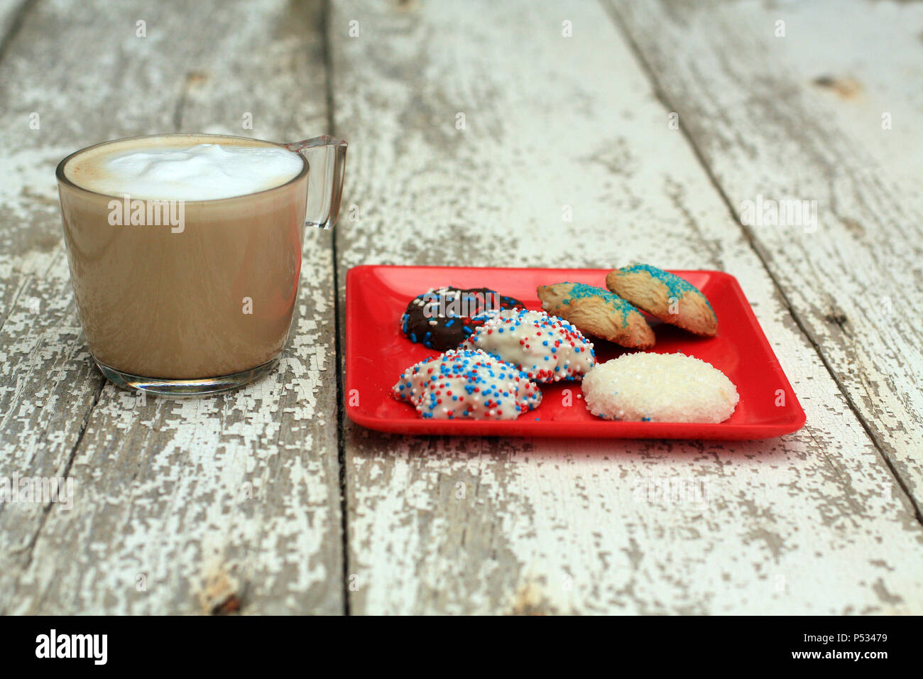 Dessert avec café couleurs américaines saupoudre sur les cookies. Sur le dessus de la mousse du café ou du cappuccino boisson. Sur un fond de bois blanc rustique côté. Banque D'Images