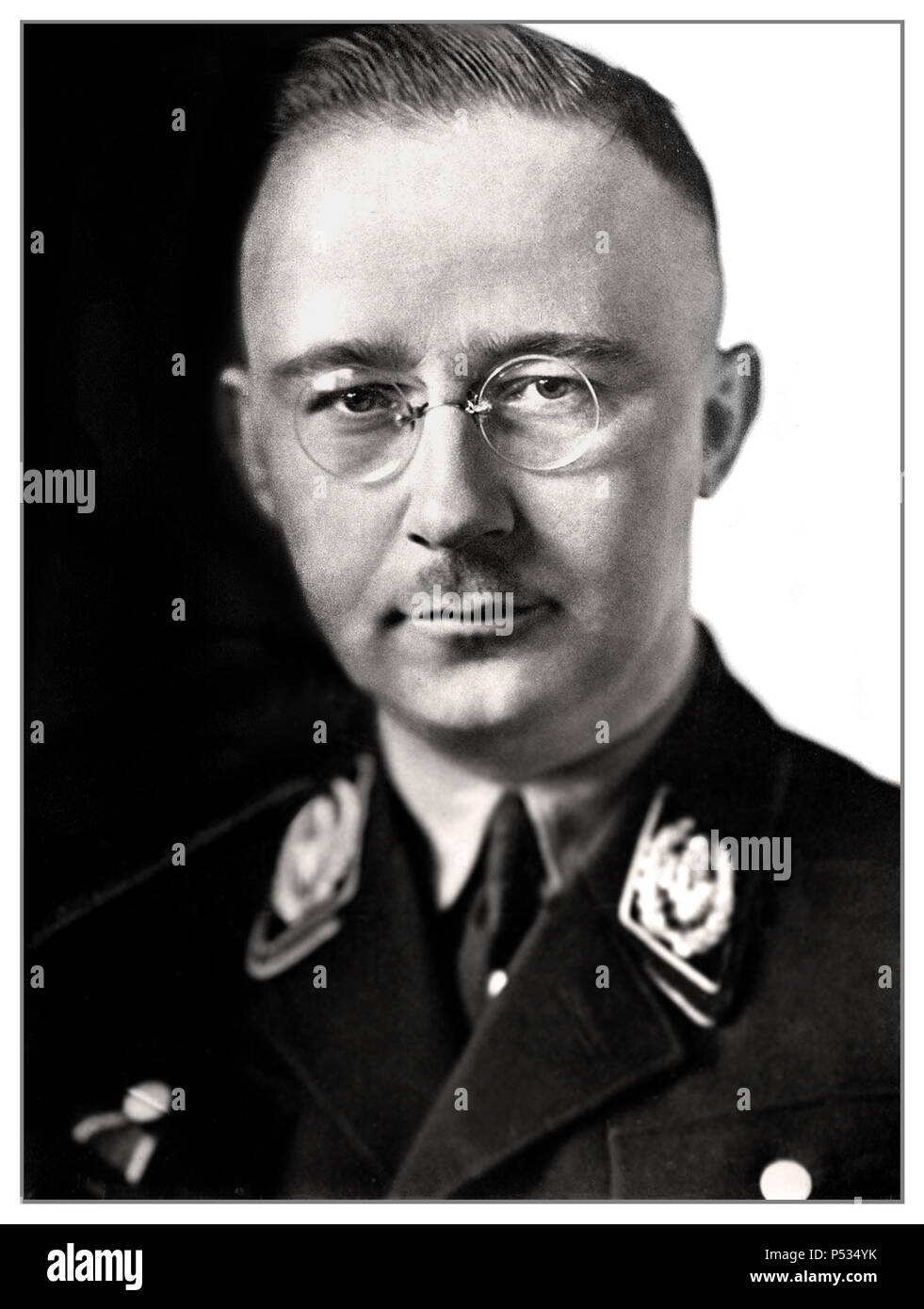 1940 WW2 Heinrich Himmler portrait officiel en uniforme Waffen SS politicien socialiste national allemand commandant militaire nazie police secrète. Himmler a été l'un des hommes les plus puissants de l'Allemagne nazie et l'une des personnes les plus directement responsables de l'Holocauste. A facilité le génocide à travers l'Europe et l'Est. S'est suicidé en 1945 après avoir été capturés fuyant sous une autre identité. Banque D'Images